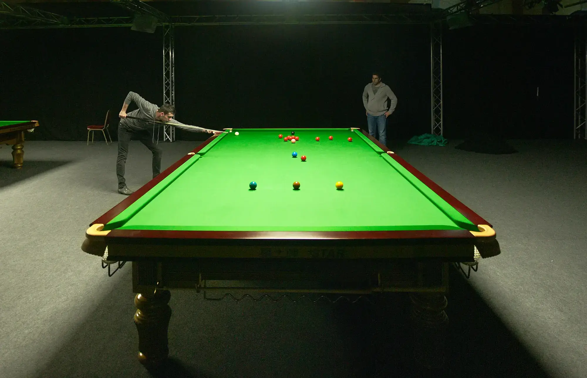 Câu lạc bộ billiard với các bàn chơi và khu vực phục vụ