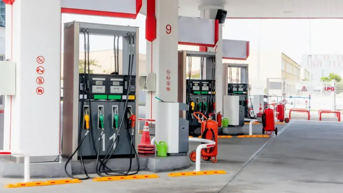Cây xăng với các trụ bơm và khu vực phục vụ khách