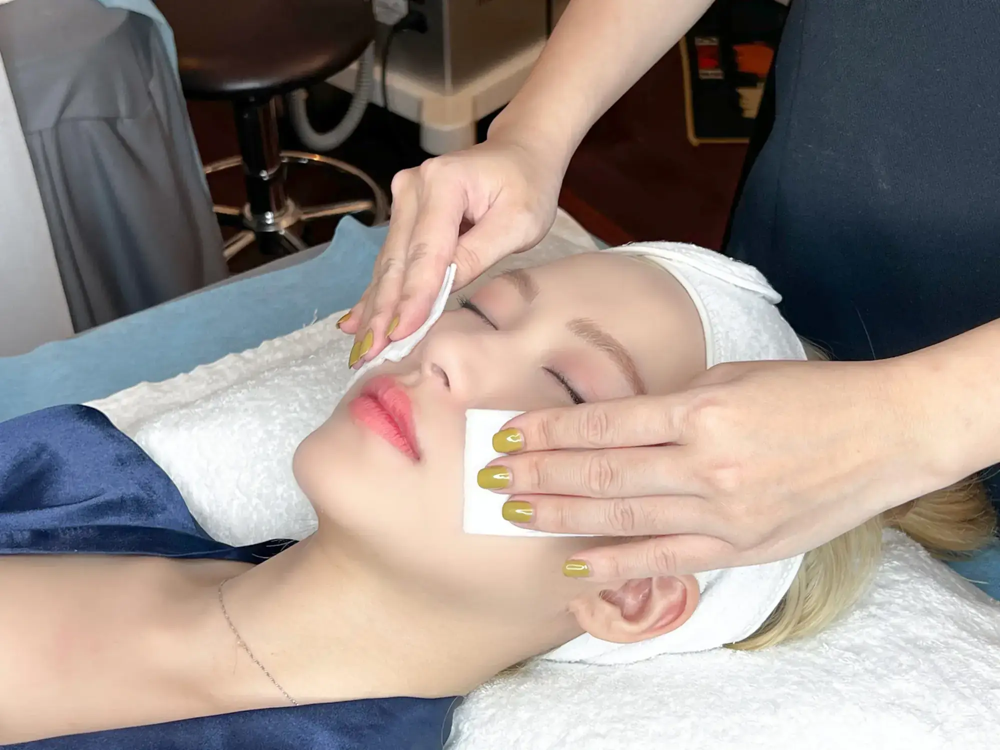 Clinic chăm sóc da với phòng điều trị và tư vấn
