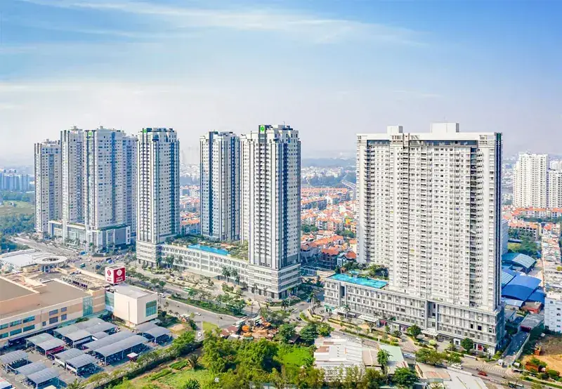 Đội ngũ bất động sản trao đổi về dự án