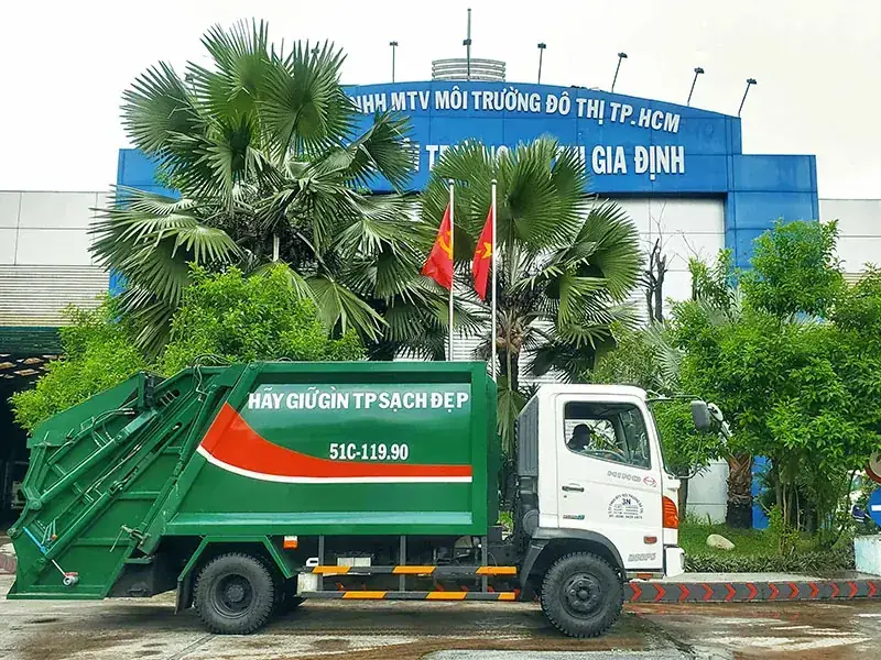 Đội ngũ dịch vụ môi trường làm việc tại khu xử lý