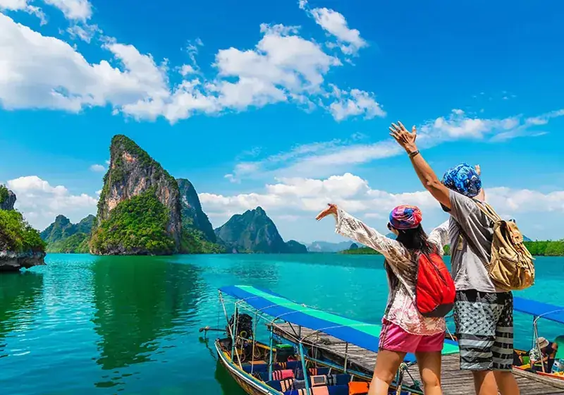 Đoàn khách du lịch tham gia chuyến đi theo tour