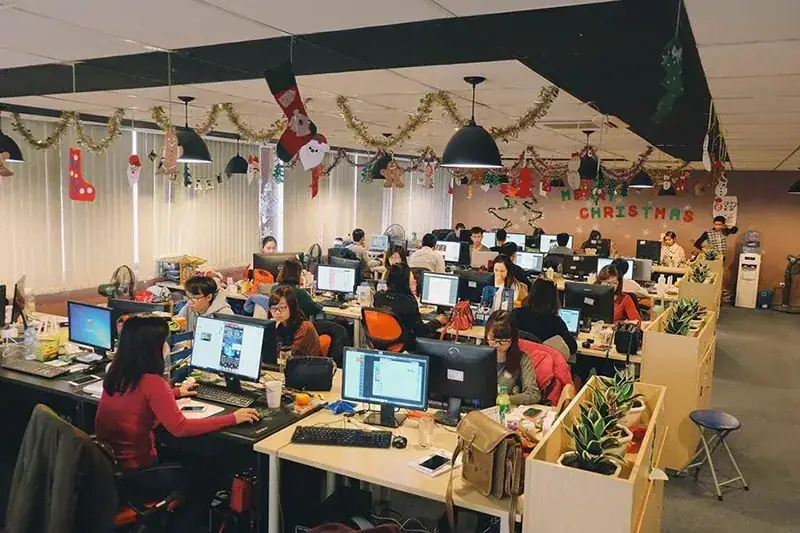 Nhóm phát triển game làm việc tại studio