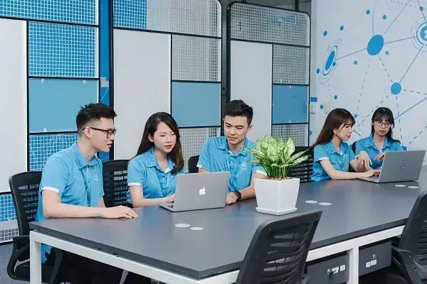 Đội ngũ kỹ sư phần mềm làm việc tại văn phòng
