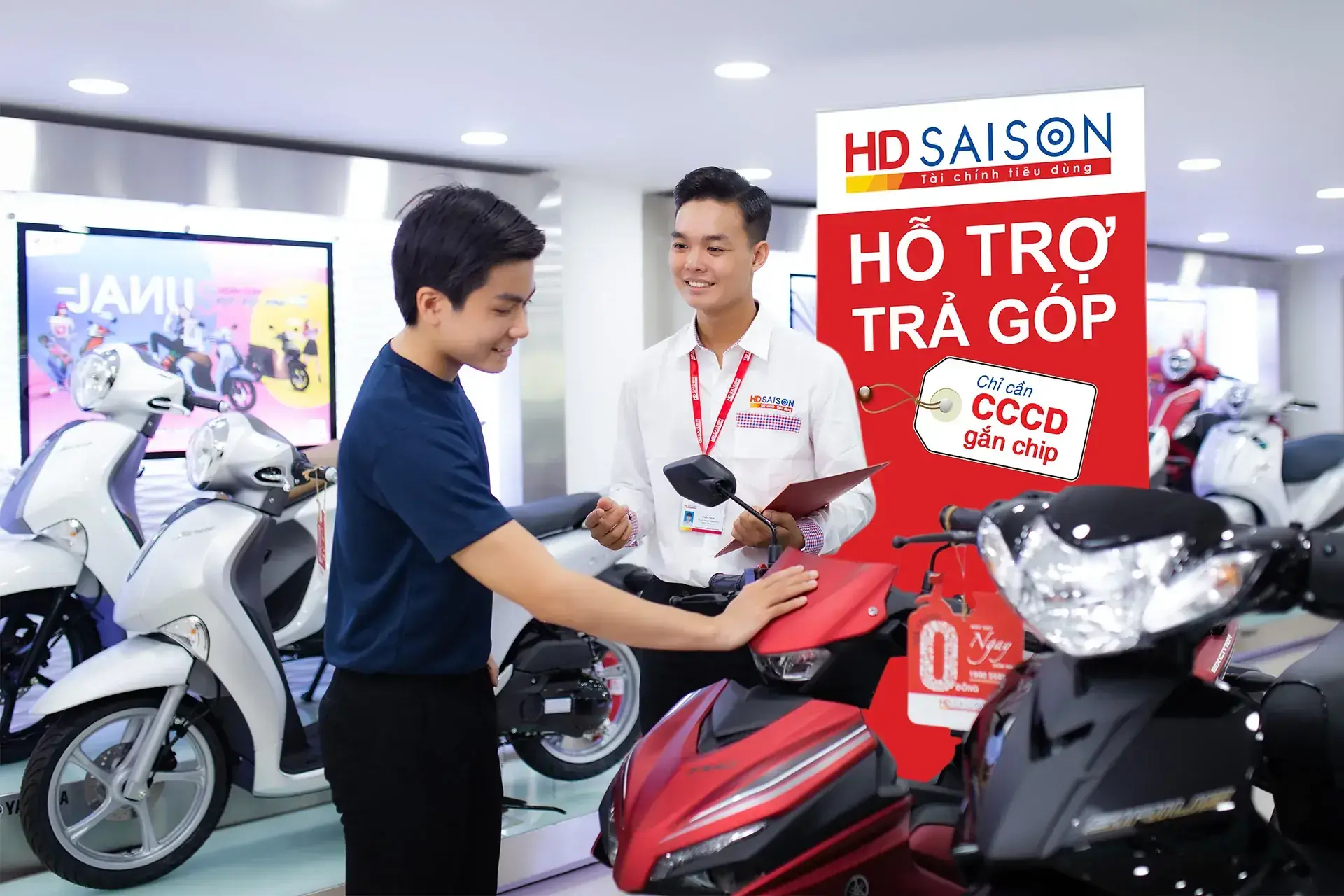 Chuyên viên tài chính phân tích hồ sơ tín dụng