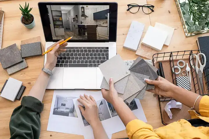 Đội ngũ thiết kế nội thất trao đổi bản vẽ