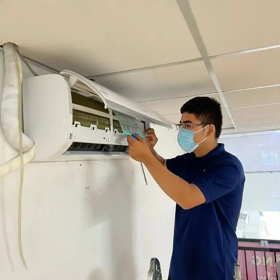 Cửa hàng điện lạnh và đội kỹ thuật lắp đặt điều hòa