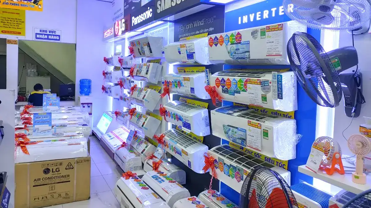 Cửa hàng điện máy trưng bày thiết bị gia dụng