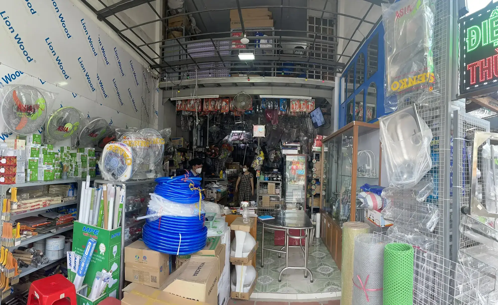 Cửa hàng điện nước với vật tư và thiết bị lắp đặt