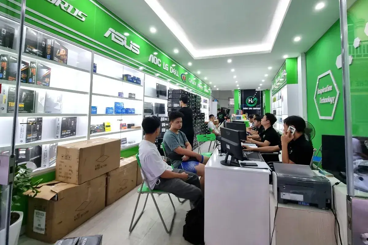 Kỹ thuật viên sửa chữa điện thoại và laptop
