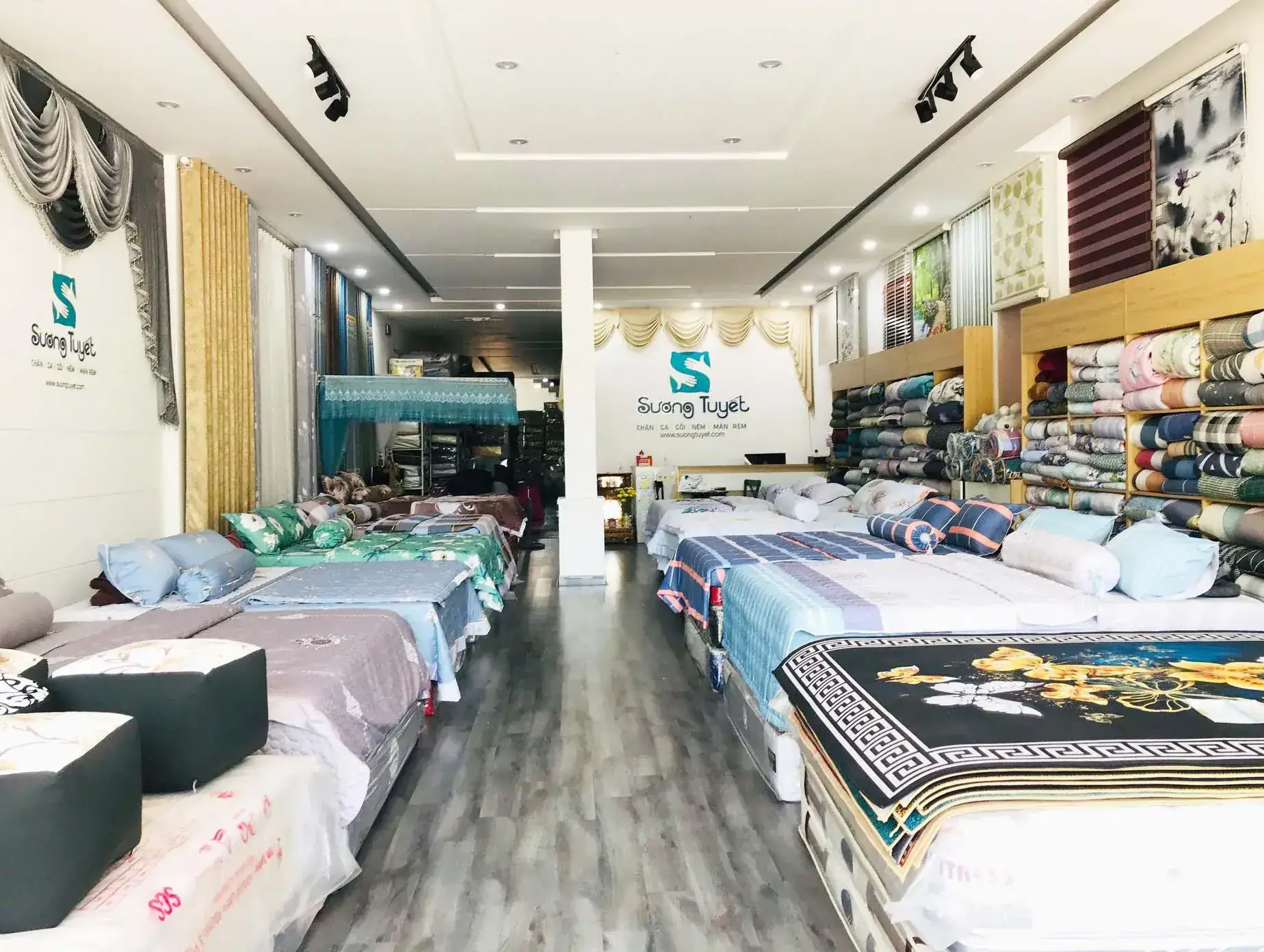 Cửa hàng nệm và chăn ga gối trưng bày sản phẩm