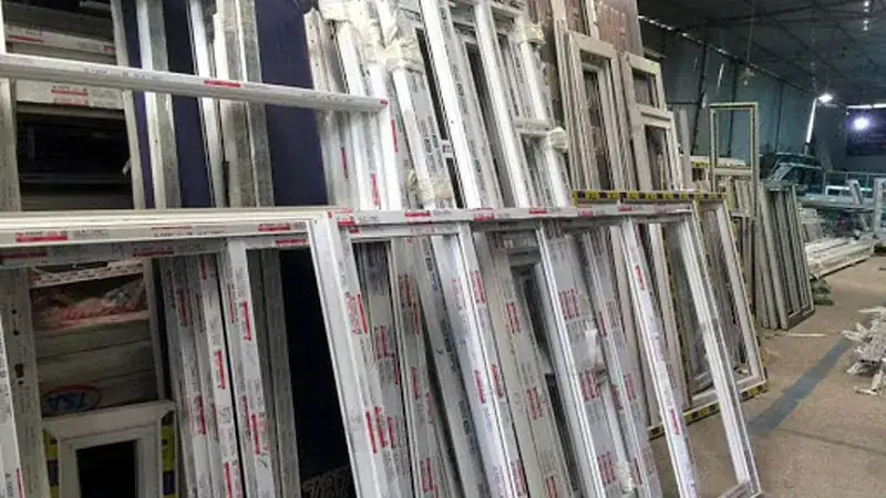 Cửa hàng nhôm kính và cửa cuốn với mẫu sản phẩm