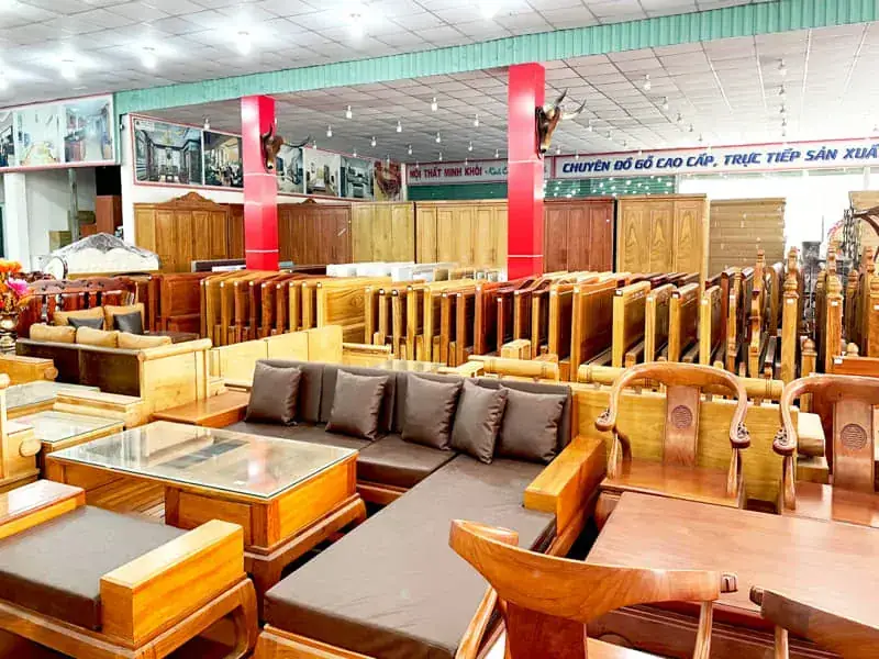 Showroom nội thất trưng bày bàn ghế và đồ dùng gia đình
