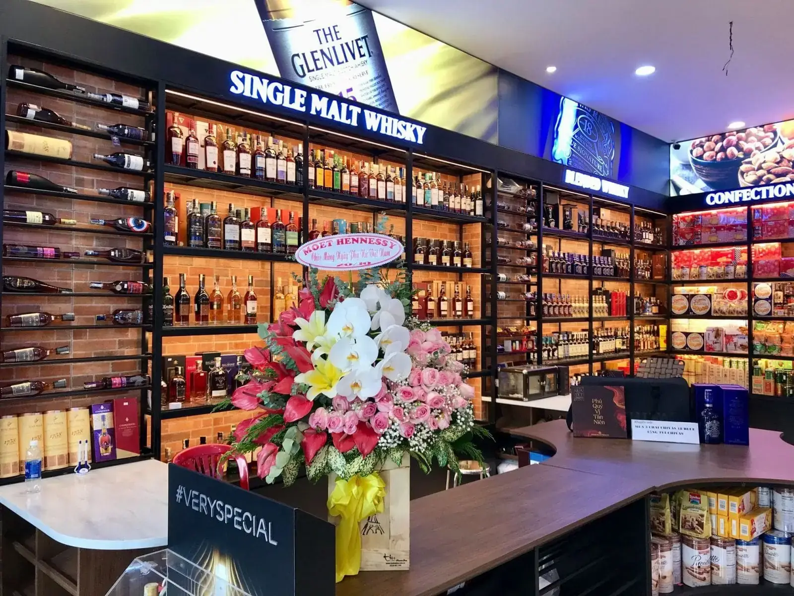 Cửa hàng rượu ngoại trưng bày nhiều dòng sản phẩm