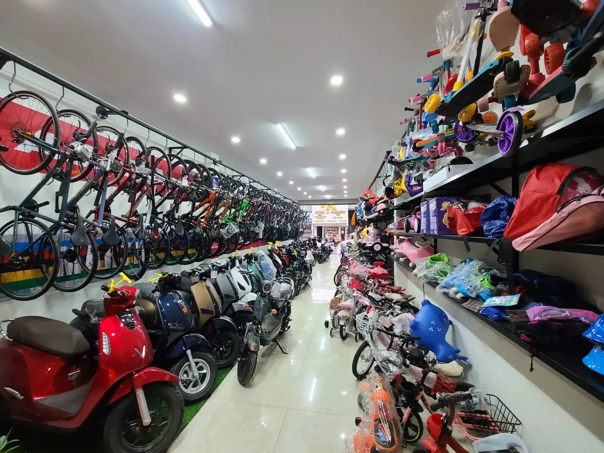 Cửa hàng xe đạp và xe điện trưng bày sản phẩm