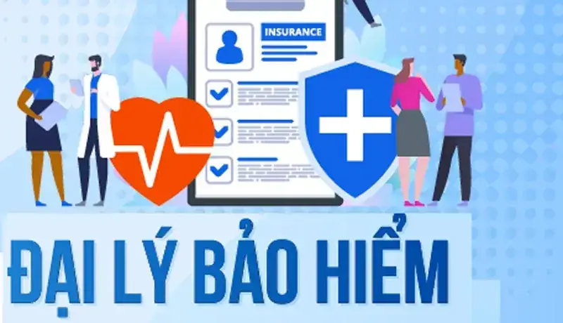 Tư vấn viên bảo hiểm trao đổi với khách hàng