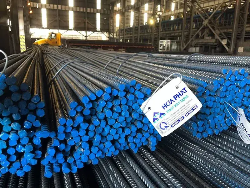 Kho thép xây dựng với các bó thép và khu bốc dỡ