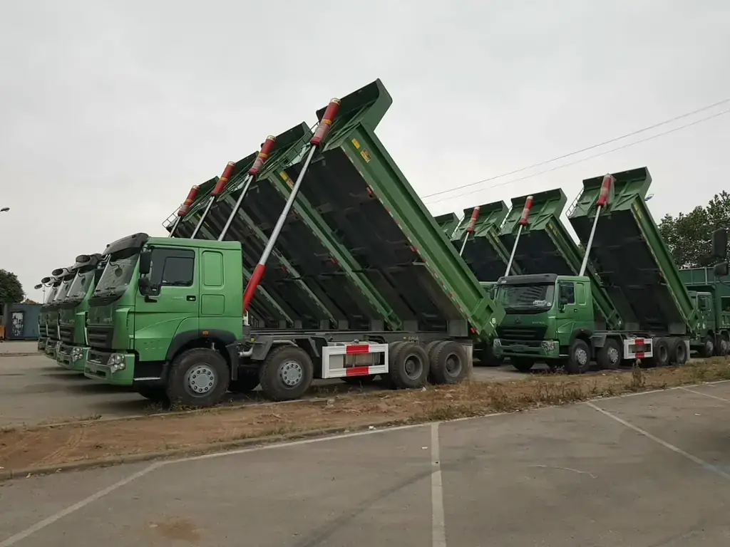 Khu trưng bày xe tải và xe ben của đại lý