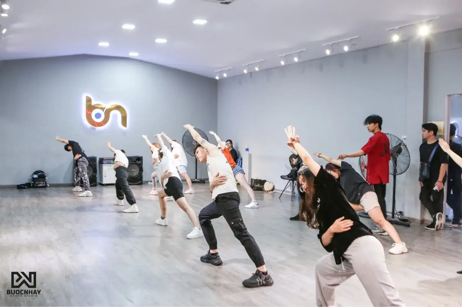 Dance studio với gương và sàn tập