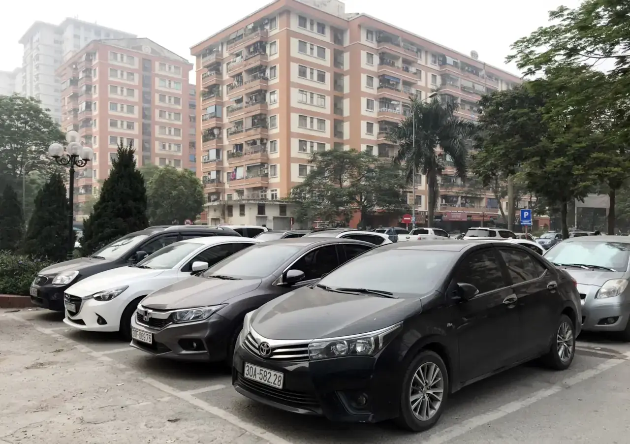 Đội xe cho thuê tự lái đỗ tại bãi