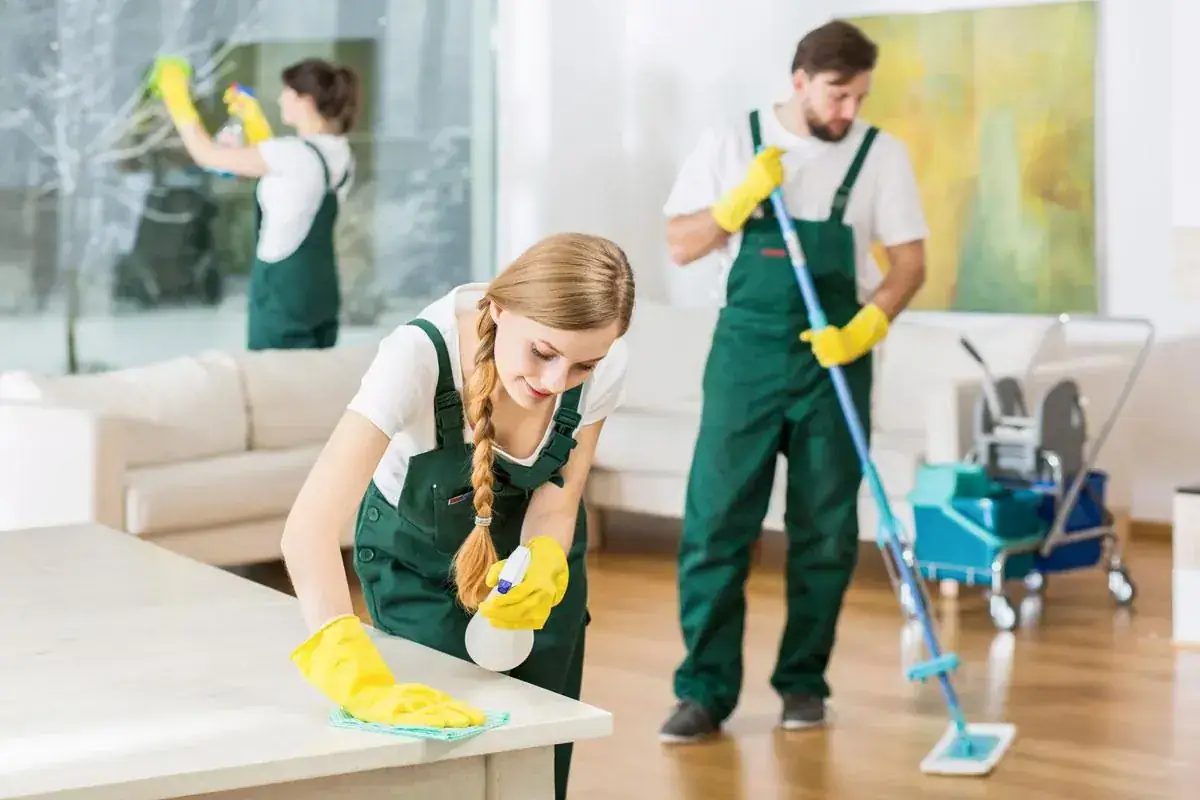 Nhân viên vệ sinh công nghiệp làm việc tại tòa nhà