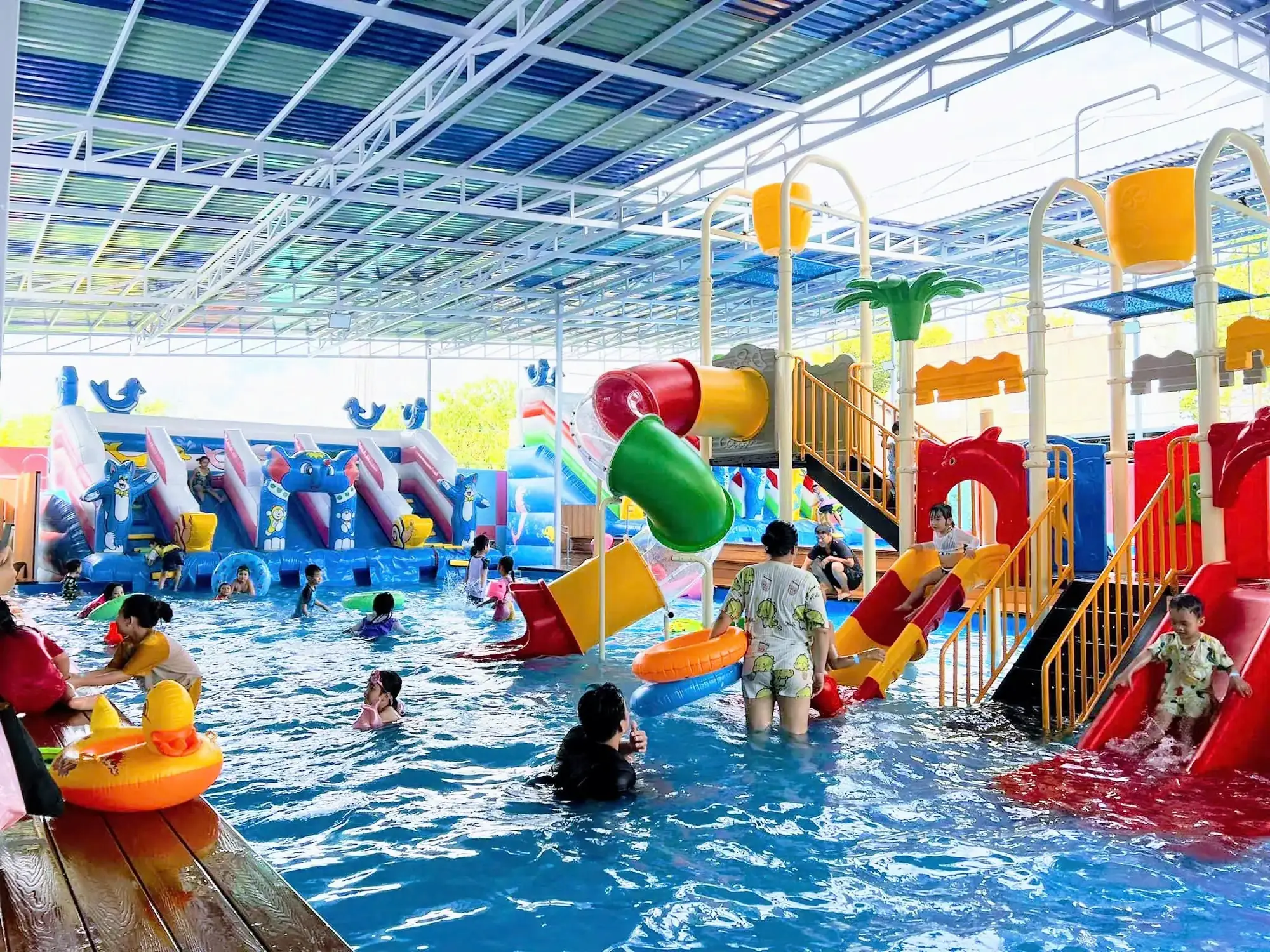 Hồ bơi kinh doanh với khu vực học bơi và vui chơi