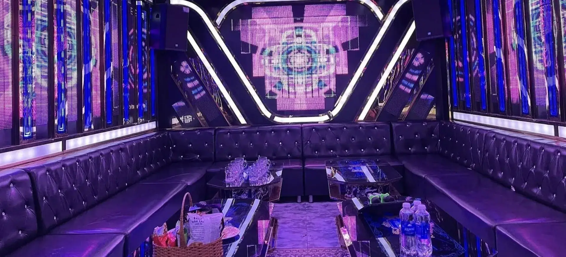 Phòng karaoke với hệ thống âm thanh và ánh sáng
