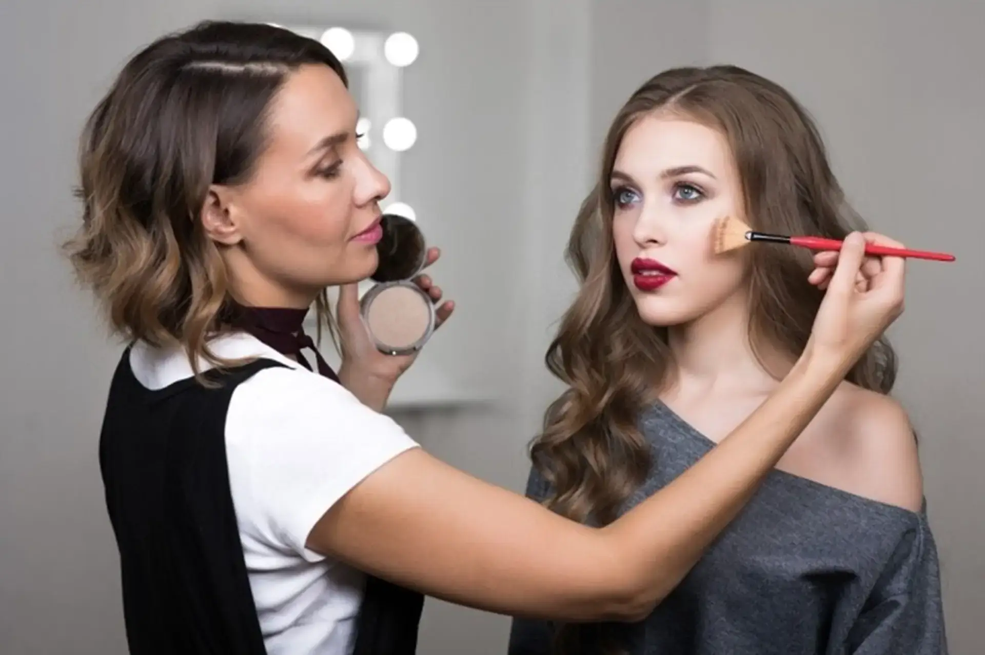 Makeup studio với bàn trang điểm và thiết bị ánh sáng