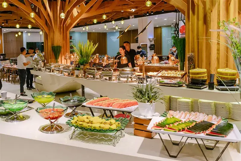 Nhà hàng buffet với quầy chế biến món ăn