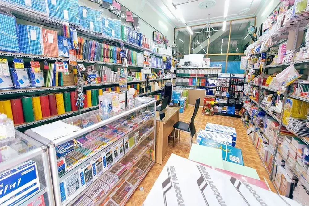 Nhà sách và cửa hàng văn phòng phẩm trưng bày sản phẩm