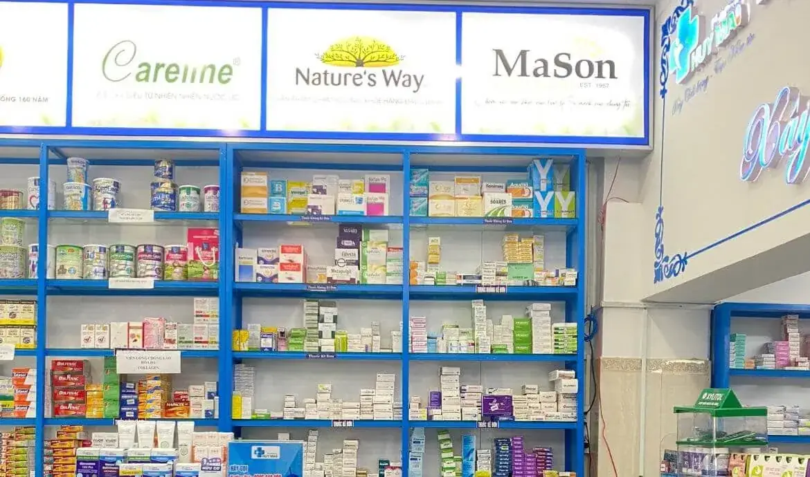 Nhà thuốc tây với quầy thuốc và sản phẩm chăm sóc sức khỏe