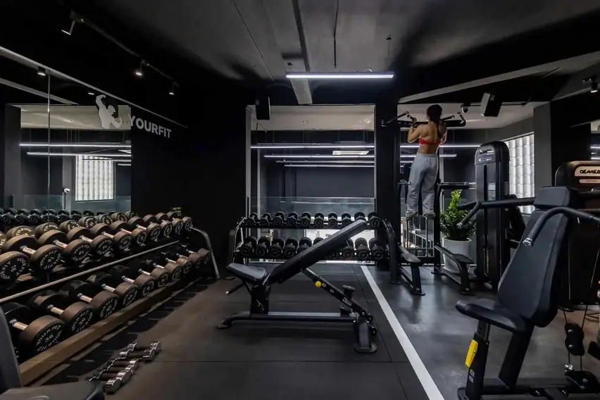 Phòng gym với máy tập và khu vực luyện tập