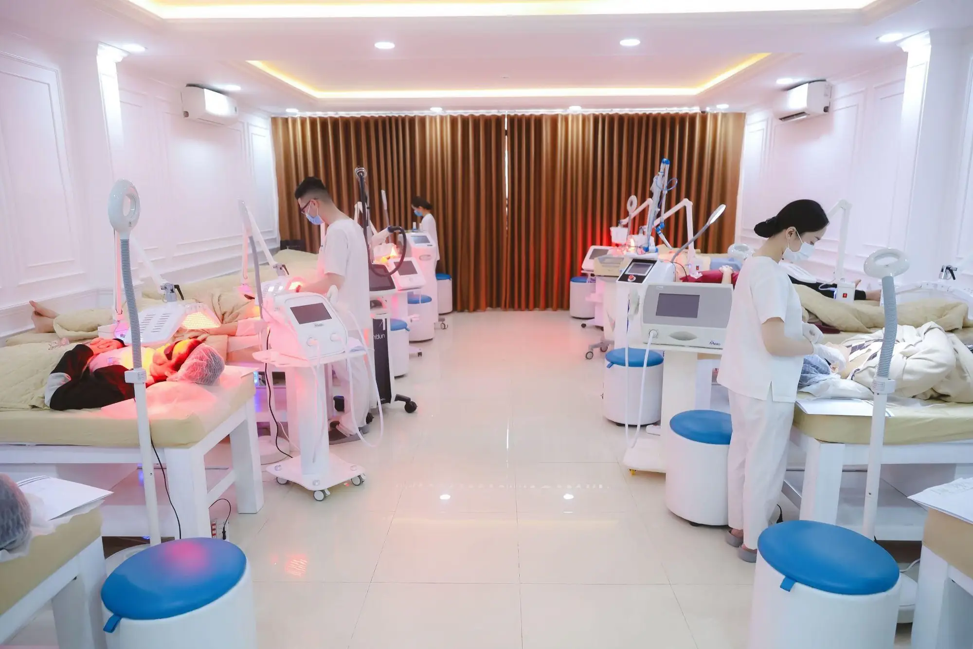 Phòng khám da liễu với khu vực tư vấn và điều trị