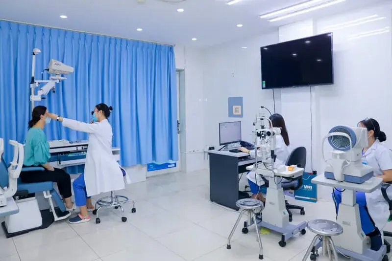 Phòng khám mắt với thiết bị kiểm tra thị lực