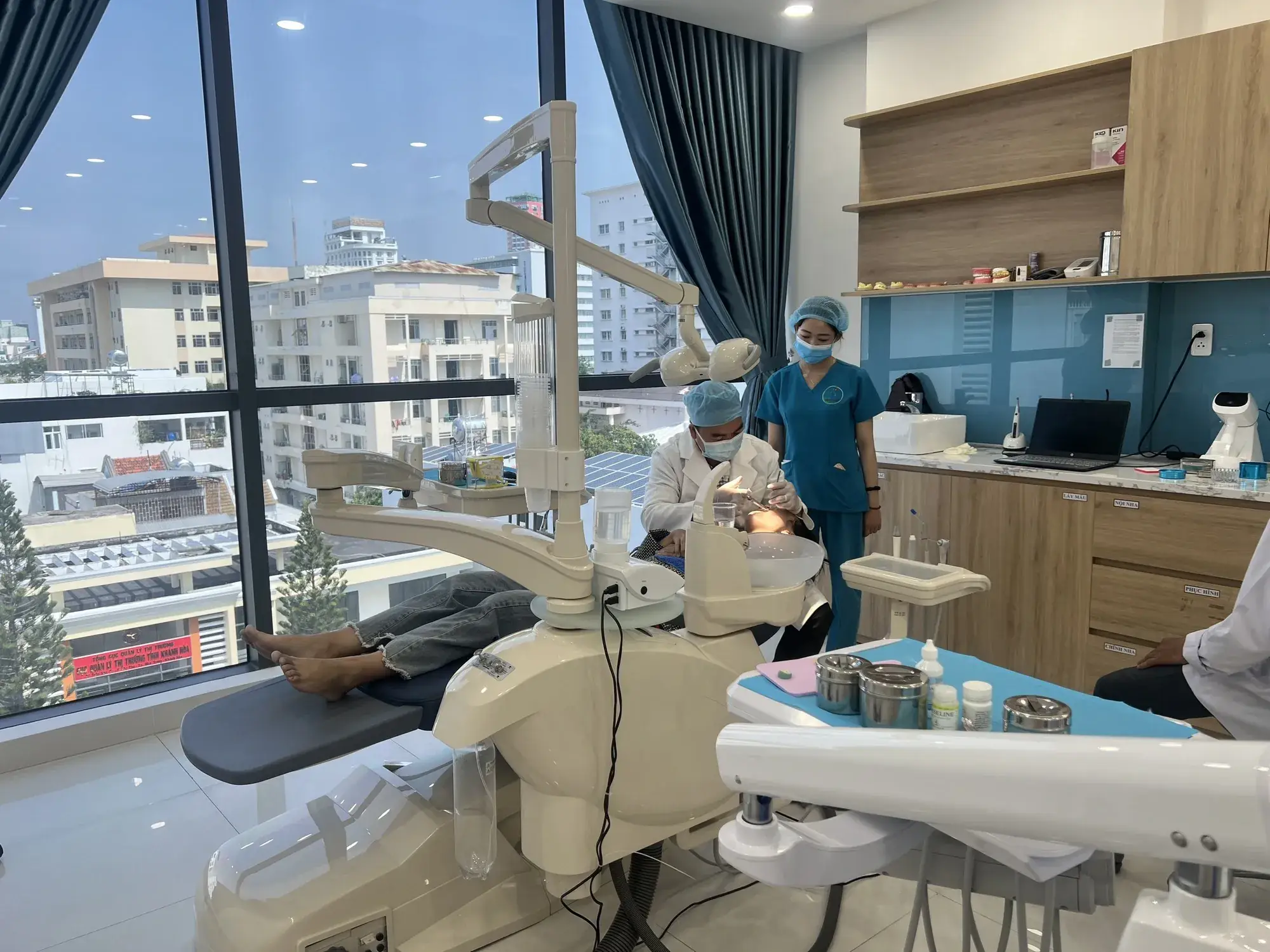 Phòng khám nha khoa với ghế điều trị và thiết bị chuyên môn