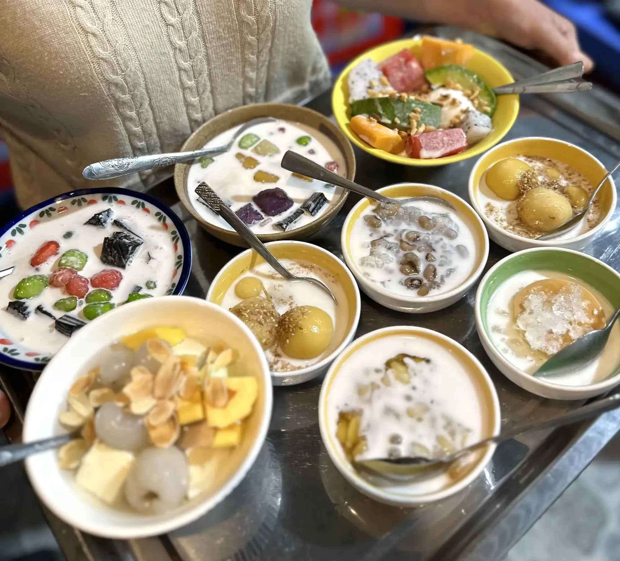 Quán chè với các món chè truyền thống