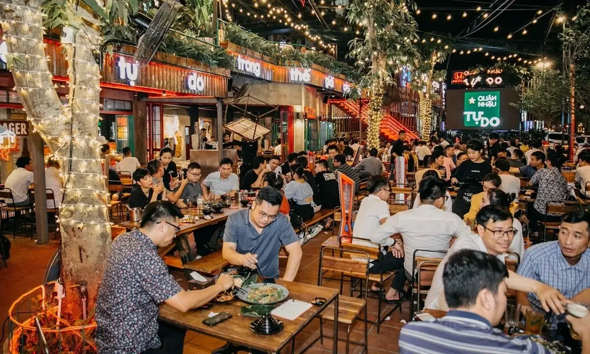 Quán nhậu hải sản đông khách vào buổi tối