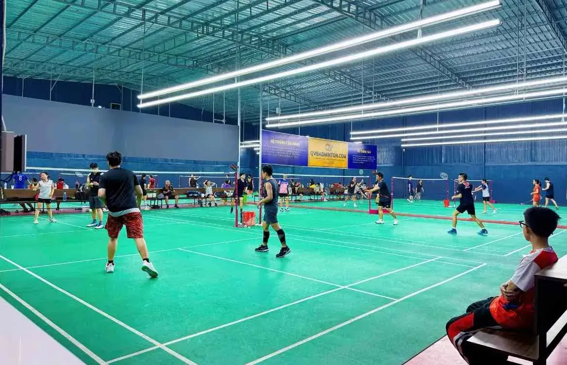 Sân cầu lông trong nhà với hệ thống đèn và sân đấu