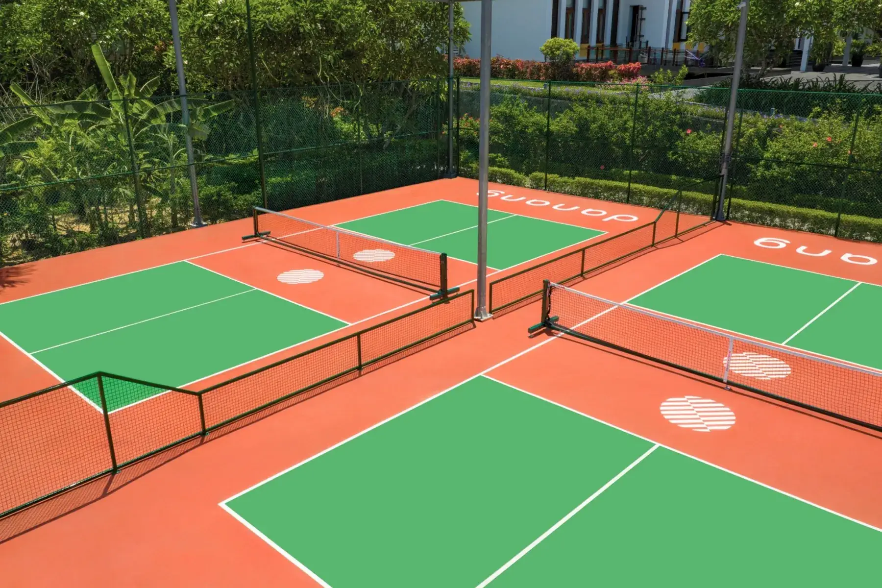Sân pickleball và padel với khu vực luyện tập
