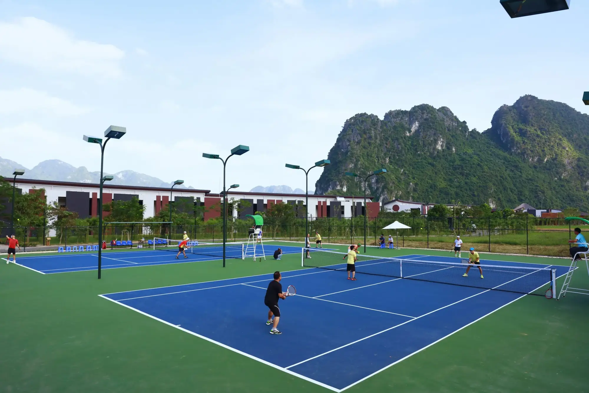 Sân tennis với mặt sân và khu vực khán giả