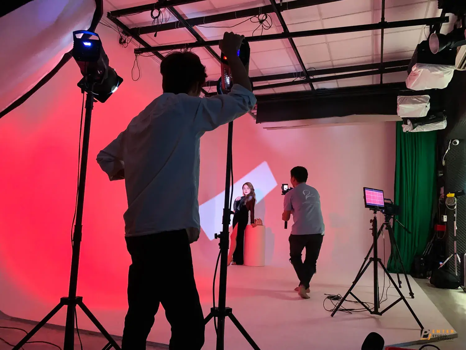 Studio chụp ảnh và quay phim với hệ thống ánh sáng