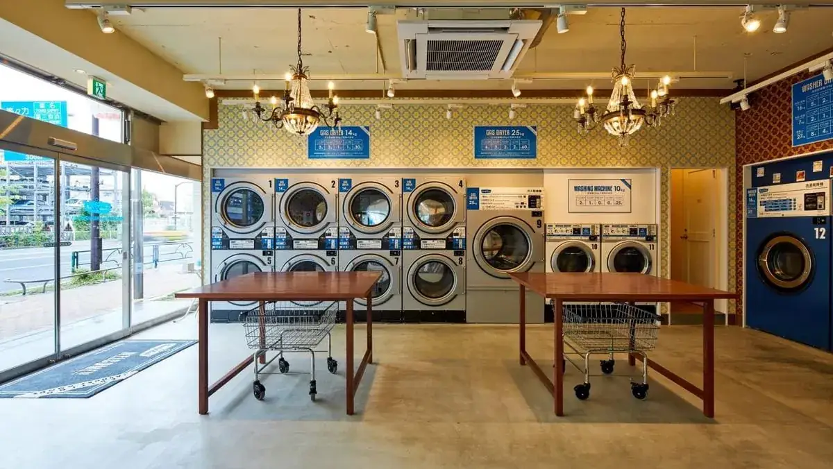 Tiệm giặt ủi và giặt khô với máy giặt công nghiệp