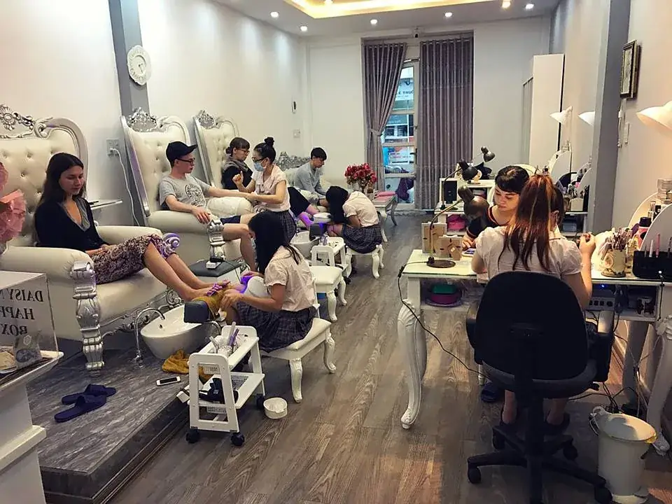 Tiệm nail với bàn làm móng và khu vực chăm sóc khách