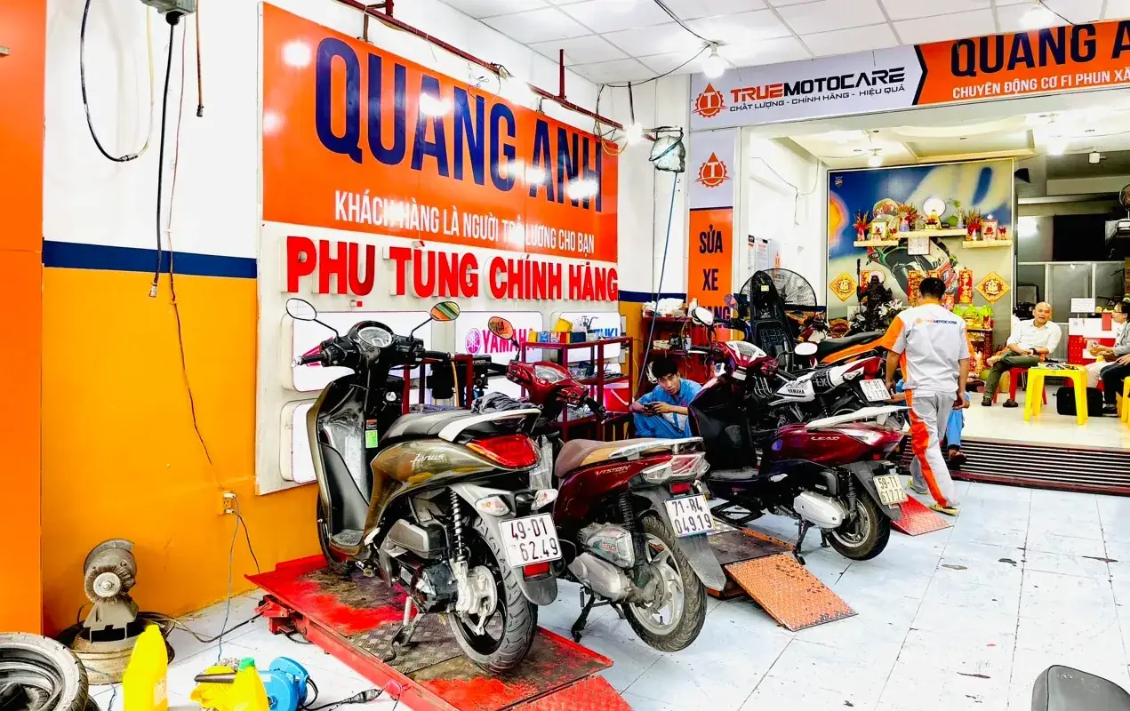 Tiệm sửa xe máy với khu vực bảo dưỡng và dụng cụ kỹ thuật