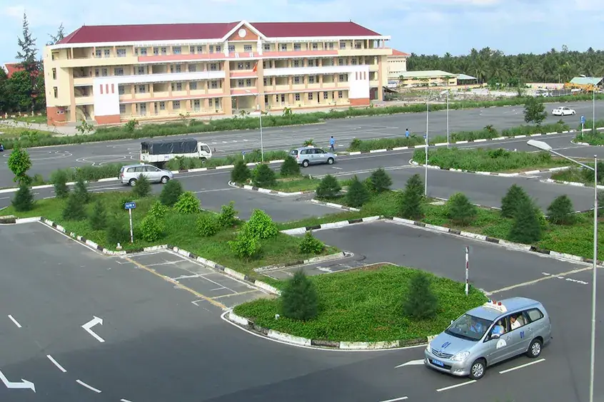Học viên thực hành lái xe tại sân tập