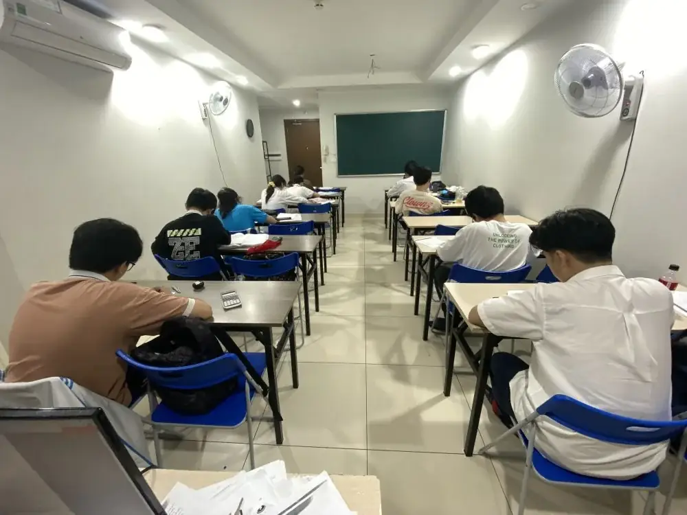 Lớp học luyện thi tại trung tâm giáo dục