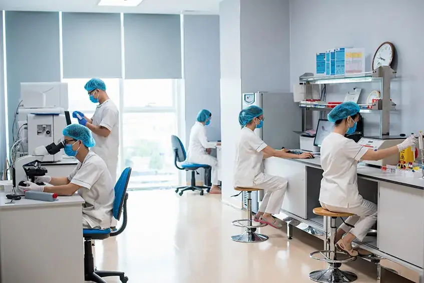 Trung tâm xét nghiệm với thiết bị phân tích mẫu