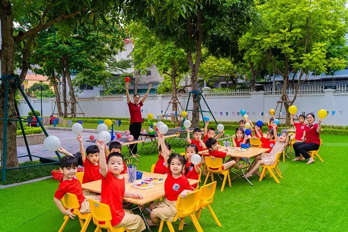 Trường mầm non với lớp học và khu vui chơi