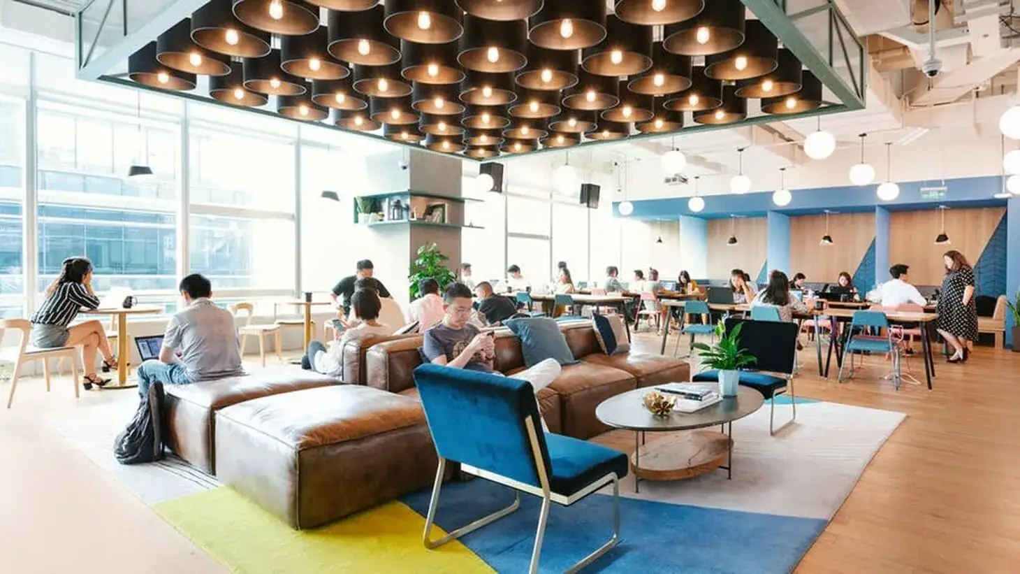Không gian coworking với bàn làm việc và phòng họp