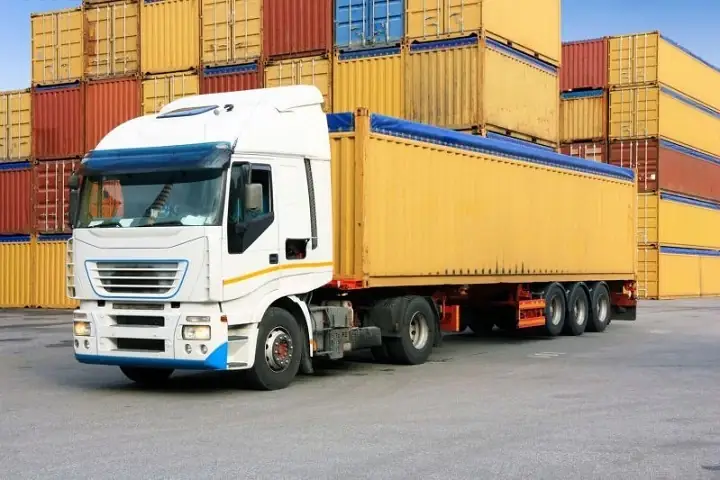 Xe tải container vận chuyển hàng trên đường bộ